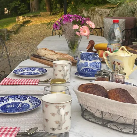 Chateau De Gouyas Bed & Breakfast