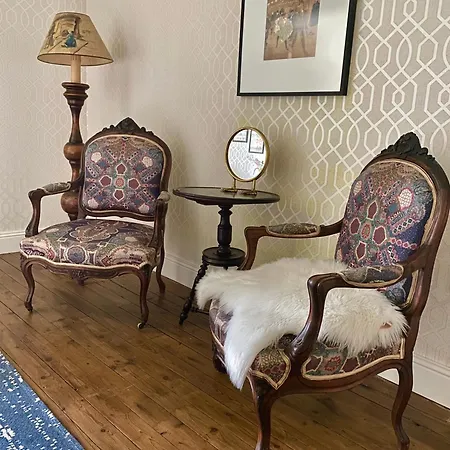 Chateau De Gouyas Bed & Breakfast *