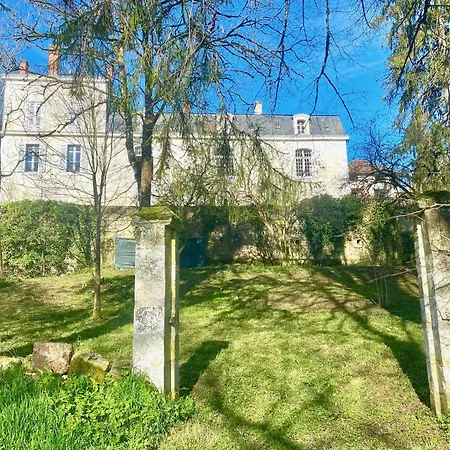 Chateau De Gouyas Bed and breakfast