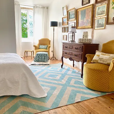 Chateau De Gouyas Bed & Breakfast *