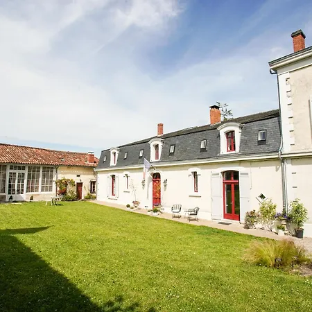 Bed & Breakfast Chateau De Gouyas 3*