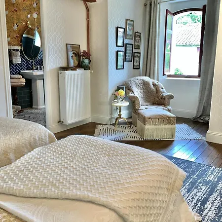 Bed & Breakfast Chateau De Gouyas 3*