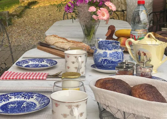 Chateau De Gouyas Bed & Breakfast