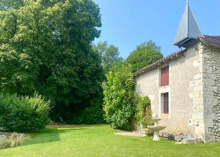 Chateau De Gouyas Bed & Breakfast
