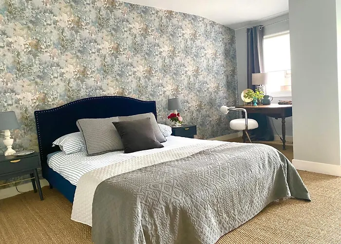 Chateau De Gouyas Bed & Breakfast