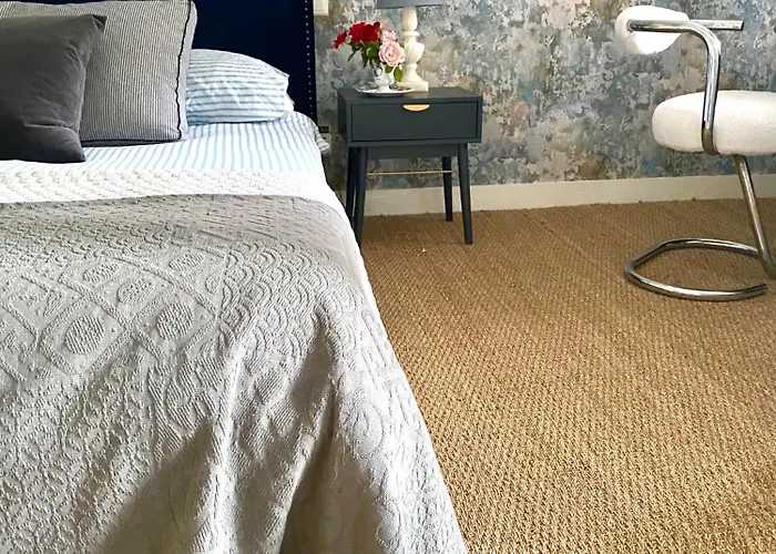 Bed & Breakfast Chateau De Gouyas 3*