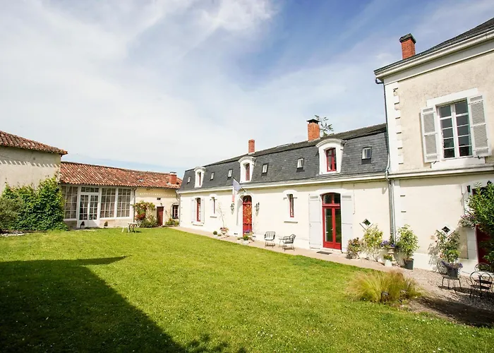 Bed & Breakfast Chateau De Gouyas 3*