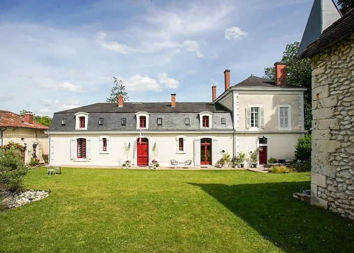 Bed & Breakfast Chateau De Gouyas 3*